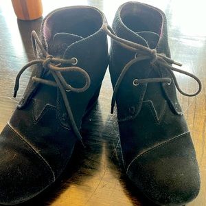 BOBs lace up booties!